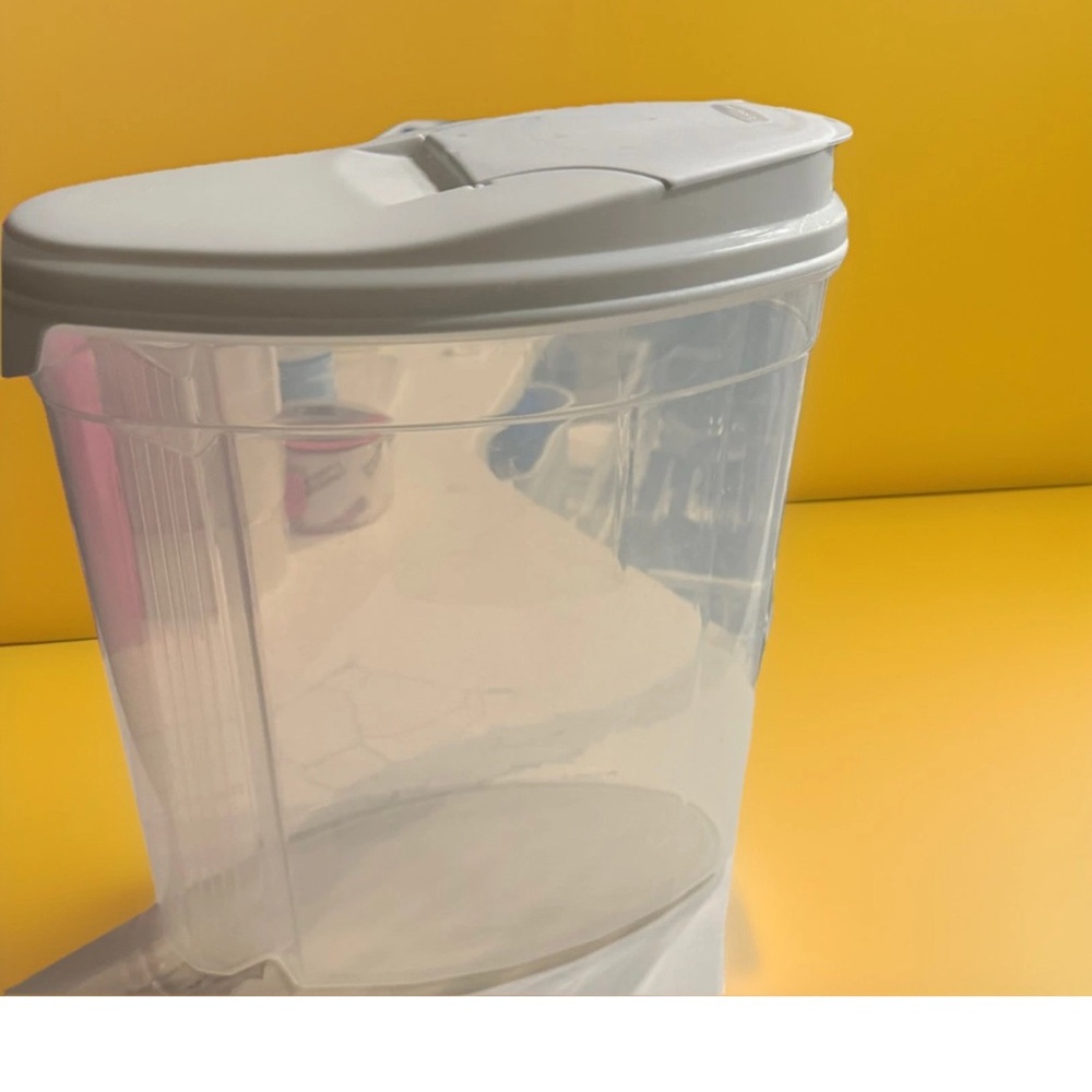 Rubbermaid Cereal Dry Goods Food Storage Container Pour Cover 3.5 qt #556-I-2